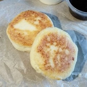 Сырники со сметаной и ягодным джемом, Буржуйка
