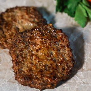 Оладьи из говяжьей печени cо сливочно-грибным соусом, Буржуйка