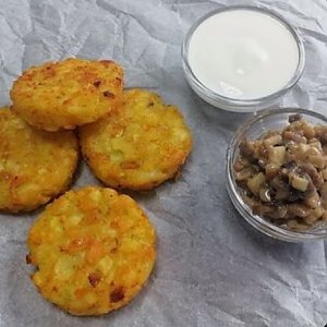 Картофельные котлетки с тартаром из шампиньонов и сметаной, Буржуйка