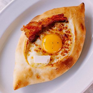 Хачапури по-аджарски с беконом, Хинкальня - Брест