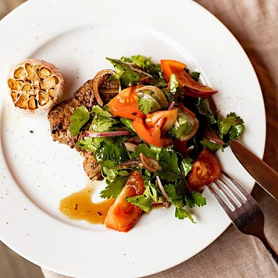 Заказать Стейк из свиной шеи с салатом из томатов, Хинкальня (на Купалы) - Гродно