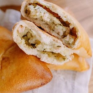 Пирожок с ветчиной и картофелем, Kinza