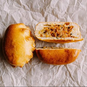 Пирожок с капустой, Тандыр-пекарня Kinza