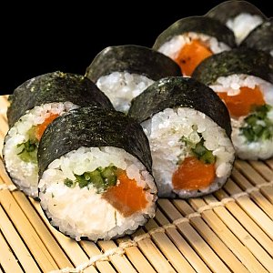 Ролл с лососем, сливочным сыром и огурцом, Kraken