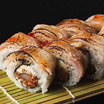 Заказать Ролл с обожженным морским окунем и кисло-сладким соусом чили, Kraken