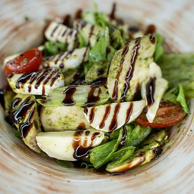 Заказать Салат с медовой курочкой, сыром камамбер и песто, Rasskazov