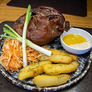 Рулька Баварская с картофелем и маринованной капустой, Rasskazov