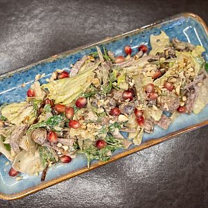 Салат с языком, жареными грибочками и зернами граната, Rasskazov