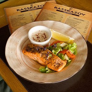 Стейк из семги на овощной подушке со сливочным соусом, Rasskazov