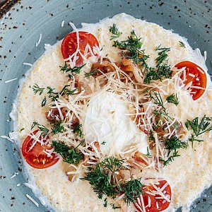 Кукурузная каша с яйцом пашот и беконом, Кофейня ДОМ