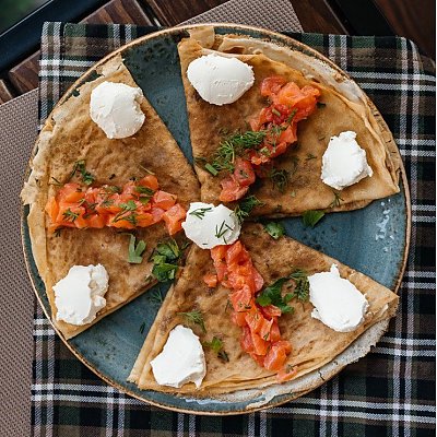 Заказать Блинчики с мягким сыром и семгой слабого посола, Кофейня ДОМ