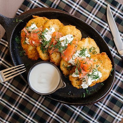 Заказать Драники с творожным сыром и семгой слабой соли, Кофейня ДОМ