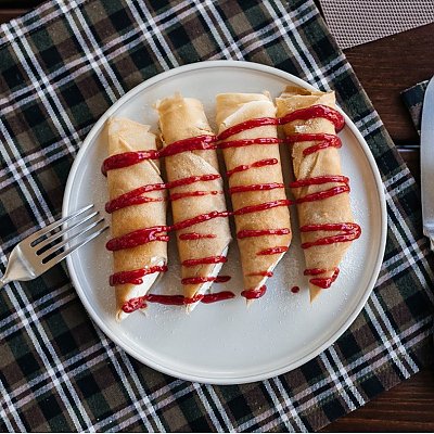 Заказать Блины с творогом, изюмом и малиновым вареньем, Кофейня ДОМ