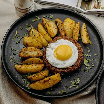 Заказать Большая куриная котлета с картофельными дольками, Кофейня ДОМ
