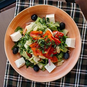 Салат с молодой брынзой, томатами, печеным перцем, маслинами и красным луком под медово-горчичной заправкой, Кофейня ДОМ