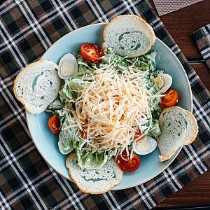 Салат Цезарь с мякотью домашнего цыплёнка, Кофейня ДОМ