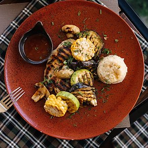 Куриная грудка на гриле с овощами и рисом, Кофейня ДОМ