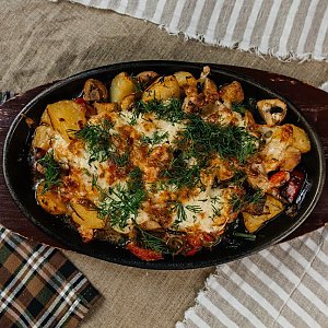 Сковородка с цыпленком, картофелем, грибами, томатами под сырной корочкой, Кофейня ДОМ
