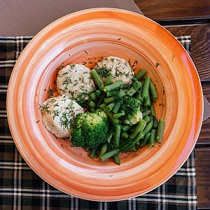 Котлетки из курицы, приготовленные на пару с брокколи, стручковой фасолью и рисом, Кофейня ДОМ
