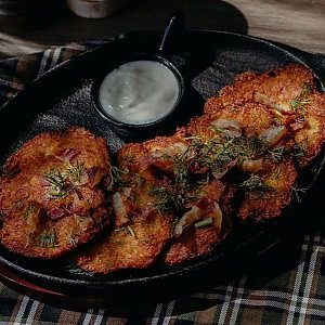 Драники со сметаной и обжаренной свиной грудинкой с луком, Кофейня ДОМ