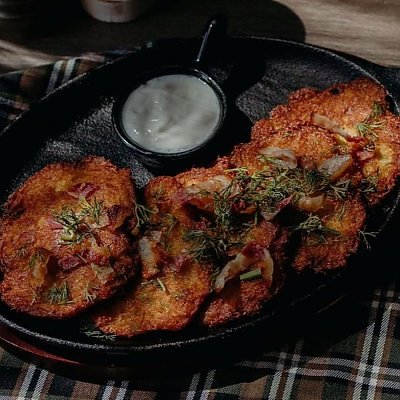 Заказать Драники со сметаной и обжаренной свиной грудинкой с луком, Кофейня ДОМ