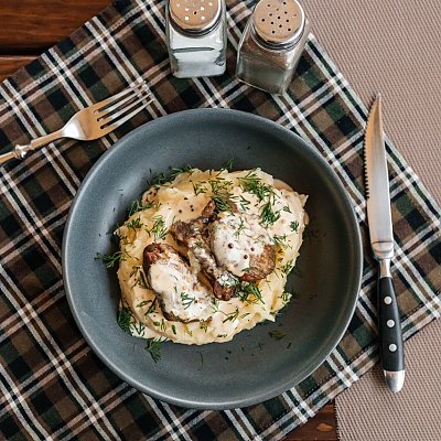 Заказать Свинина томленая в печи в сливочно-горчичном соусе с пюре, Кофейня ДОМ