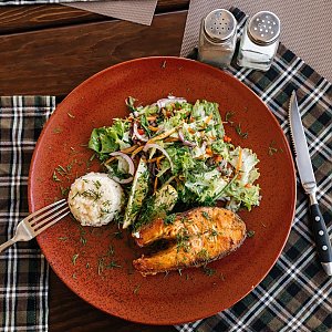 Стейк из семги со свежими овощами и рисом, Кофейня ДОМ