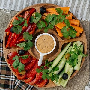 Доска свежих овощей с нежной аджикой, Кофейня ДОМ
