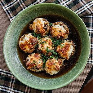 Шляпки шампиньонов запеченные в печи с куриным жульеном, Кофейня ДОМ