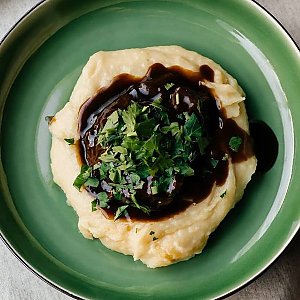 Говяжьи щечки, томленные в печи с картофельным пюре, Кофейня ДОМ