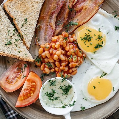 Заказать Глазунья из двух яиц с обжаренным беконом, томатами, тостами с зеленым маслом, Кофейня ДОМ
