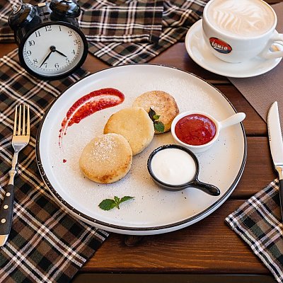 Заказать Сырники из творога со сметаной и малиновым вареньем, Кофейня ДОМ