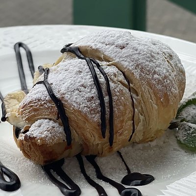 Заказать Круассан с шоколадом и бананом, Веранда