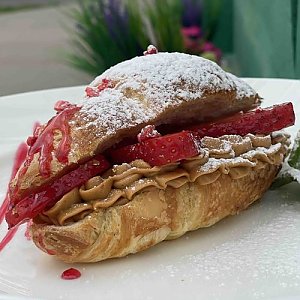 Круассан с карамельным кремом и ягодами, Веранда