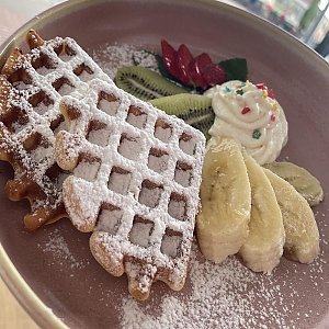 Вафли с творожно-сливочным кремом и фруктами, Веранда