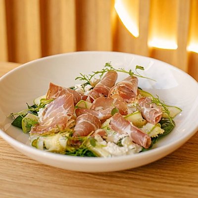 Заказать Салат с капоколло, страчателлой и маринованными цукини, PaPi Pizza