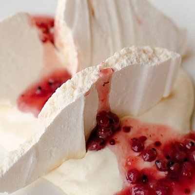 Заказать Десерт с меренгой, кули из красной смородины и свежими ягодами, PaPi Pizza