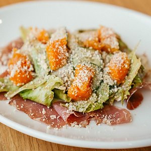 Cалат с сыровяленой свининой, печёной тыквой и свежим огурцом, PaPi Pizza