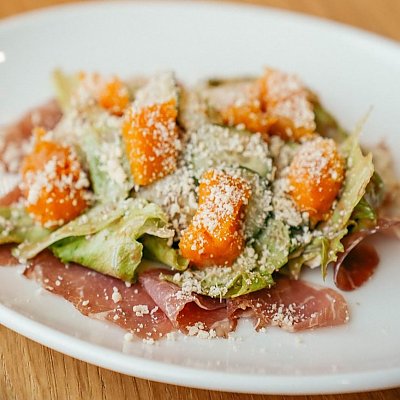 Заказать Cалат с сыровяленой свининой, печёной тыквой и свежим огурцом, PaPi Pizza