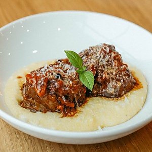 Томлёная говядина с сырной полентой, PaPi Pizza