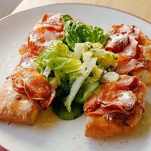 Рустик с медовым пеперони и зелёным салатом, PaPi Pizza