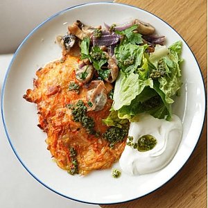 Копченые морковные оладьи с грудинкой, грибами и сметаной, PaPi Pizza