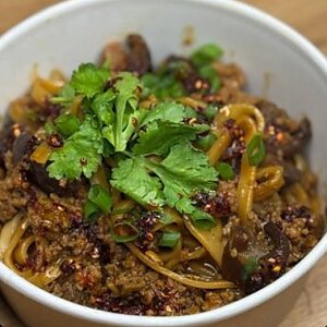 Лапша с пряным говяжьим фаршем, Лапшичная Две Панды