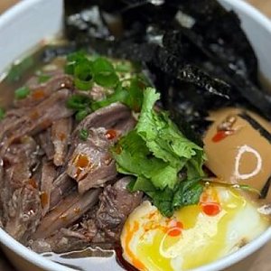Рамен с говяжьими щечками, Лапшичная две панды