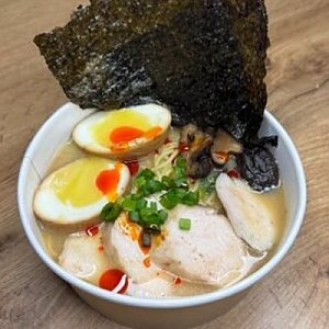 Рамен с цыпленком и мисо, Лапшичная две панды