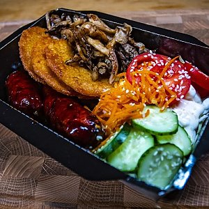 Бокс с запеченной колбасой, драниками и грибами, Paprika