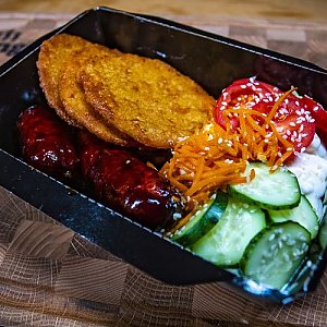 Бокс с запеченной колбасой и драниками, Paprika