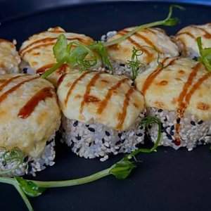 Ролл запеченный Аляска с тунцом, ТоДаСё (на 1-ом Севастопольском переулке)
