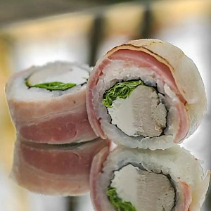 Ролл Кура‑Бекон, Суши-Сан