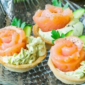 Тарталетки с красной рыбой и авокадо, Фуршеринг (Пельмени с характером)